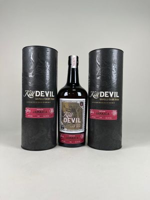 deux bouteilles de « Devil » et un tonneau de vin posés sur une surface blanche