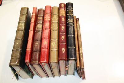 plusieurs vieux livres sont empilés sur une table