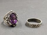 deux bagues en argent ornées d'une pierre violette, posées sur une table