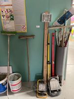 Un lot de balais, niveaux et projecteurs.