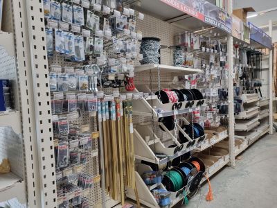 de nombreux articles à vendre sur les étagères du magasin