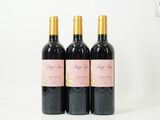 trois bouteilles de vin posées sur une table blanche