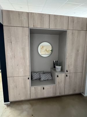 une photo d'un salon avec un canapé et des meubles de rangement