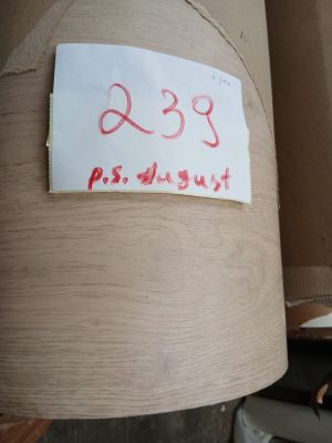 une étiquette posée sur un bout de papier posé sur une table