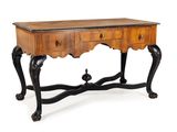 une vieille table en bois avec deux tiroirs et un tiroir en dessous