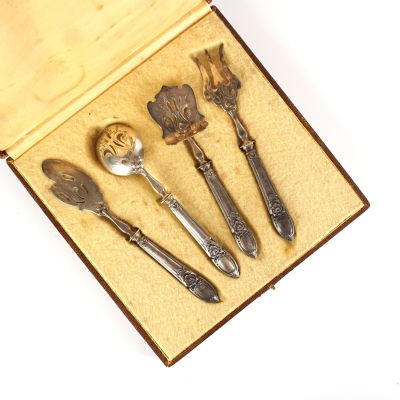 quatre cuillères et une fourchette dans une boîte en bois