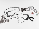 de nombreux colliers et boucles d'oreilles de styles variés posés sur un fond blanc