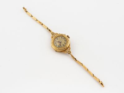 une image d'une montre-bracelet en or sur une surface blanche