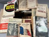 plusieurs livres sont empilés sur une table