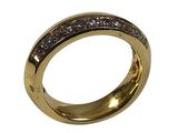 gros plan d'une bague en or avec des diamants sur fond blanc