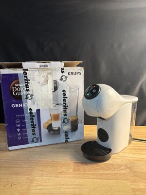 une cafetière posée sur une table à côté d'une boîte de café