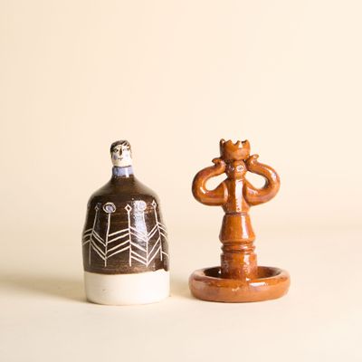 deux vases posés l'un à côté de l'autre sur une table