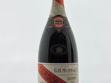 l'image d'une bouteille de vin posée sur une table