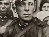 une vieille photo en noir et blanc d'un homme en uniforme militaire