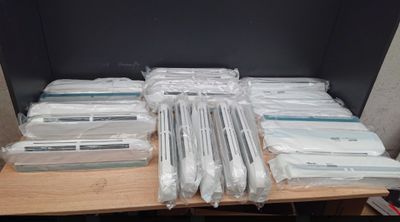 beaucoup de sacs en plastique posés sur une table en bois