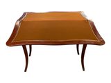 une photo d'une table avec un plateau en cuir et des pieds en bois