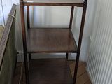 une étagère en bois surmontée d'une autre étagère