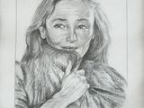 dessin au crayon représentant une femme en manteau de fourrure, la main posée sur la poitrine
