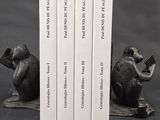 trois livres qui se trouvent l'un à côté de l'autre