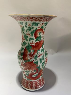 une image représentant un vase orné d'un dragon, posé sur un fond blanc