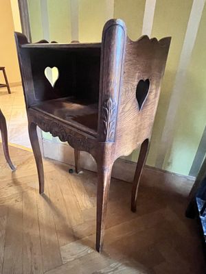 une chaise en bois dont le dossier est découpé en forme de cœur