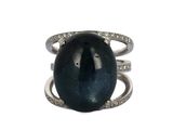 une image représentant une bague ornée d'une pierre bleue et de diamants