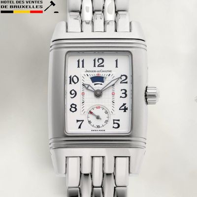 une image d'une montre en gros plan sur fond blanc