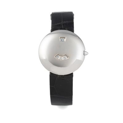 une image d'une montre en gros plan sur fond blanc