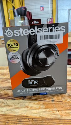 une boîte contenant des écouteurs SteelSeries posée sur une table