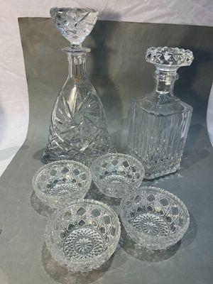 un grand nombre d'objets en verre posés sur une table
