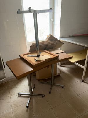 un bureau avec un ordinateur dans le coin d'une pièce