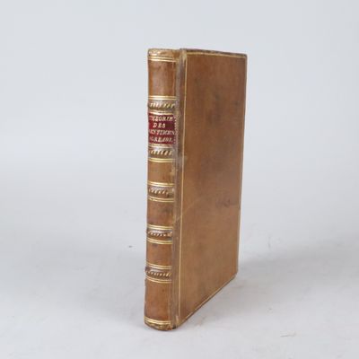 un vieux livre posé sur une surface blanche