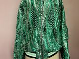 une veste verte à paillettes sur un mannequin, un mannequin, un mannequin, un mannequin, un mannequin, un mannequin, un mannequin, un mannequin