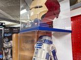 une vitrine présentant des jouets Star Wars dans un magasin