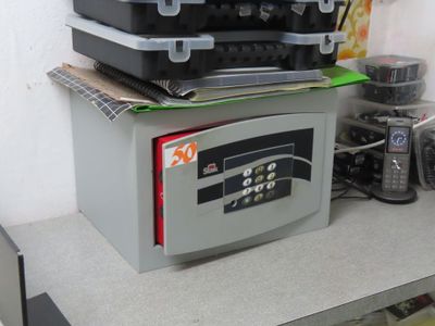 Petit coffre-fort scellé à clé et code (R650622).