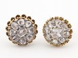 une photo d'une paire de boucles d'oreilles en diamant