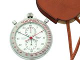 un bracelet en cuir marron entourant une montre de poche sur fond blanc