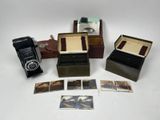 beaucoup de vieilles photos et un appareil photo sur la table