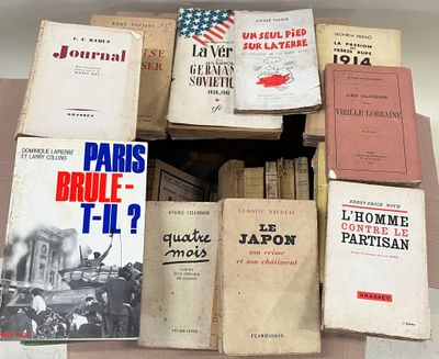 plusieurs livres sont empilés sur une table