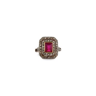 une bague ancienne en rubis et diamants
