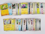 beaucoup de cartes pokemon sur la table