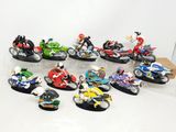 de nombreuses figurines de motards exposées dans une vitrine