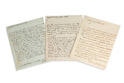 trois vieilles lettres sont posées les unes sur les autres sur une surface blanche