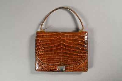 ANONYME. Petit sac porté main en cuir beige façon Croco, fer…