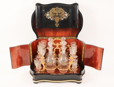 a black and gold case with a set of wine glasses in it