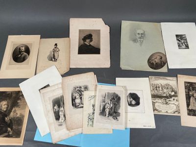 Un assortiment de vieilles photos d'hommes et de femmes est exposé sur une table