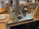 une cafetière posée sur le plan de travail d'une cuisine