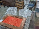 une vitrine en verre sur laquelle est apposée une image
