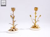 paire de bougeoirs anciens en laiton ornés de fleurs, sur des socles en marbre