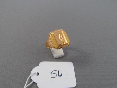 une bague en or à laquelle est attachée une étiquette de prix